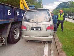 Menurut pihak polis, ianya ditemui di kedai besi buruk bersama 13 buah kereta lain. Besi Buruk Tersadai