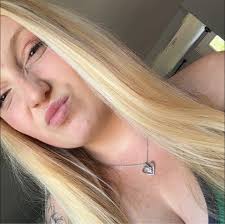 Lush cosmetics contain artificial dyes