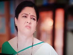 A loyal husband giving equal right to each wifes.😍😍😍