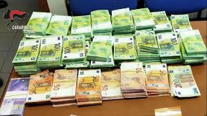 Paga con banconote facsimile orologio cartier: Nascondeva 500 000 Euro Di Banconote In Fac Simile Denunciato Dai Carabinieri