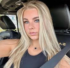 Alexis Berry's Instagram, Twitter & Facebook