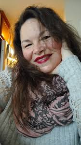 Using kitchen scissors to cut food for people with fibromyalgia