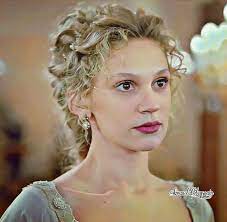 Farah zeynep abdullah, 17 ağustos 1989 gayrettepe, beşiktaş, i̇stanbul doğumlu türk oyuncudur. Farah Zeynep Abdullah Sura Kurt Seyit And Sura Hairstyle Farah