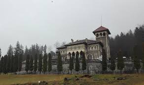 Este o frumoasa compozitie arhitecturala, construita pe o terasa, fiind flancat cu doua coloane. Ce Poti Sa Faci In Busteni Statiunea Cu Cea Mai Spectaculoasa Priveliste Montana Din Romania Tara Dacilor