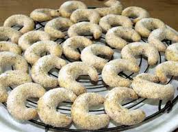 Vanillekipferl Rezept Mit Mandeln Und Haselnussen Rezept Vanillekipferl Rezept Vanillekipferl Rezept Einfach Vanillekipferl