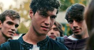 Questa scena, qualunque sia la versione o la lingua, è sempre ICONIC!  Edoardo Incanti già sotto un treno per Queen Eleonora Sava 🌹♥️👑 Vi è  piaciuta?