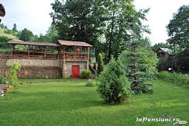 Acesta are o piscina interioara, un teren de tenis si un loc de joaca pentru copii. Vezi Galeria Fotografica Pentru Pensiunea Montana Situata La Sucevita In Judetul Suceava Bucovina