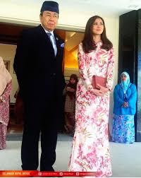 Sultan salahuddin abdul aziz shah alhaj dan y.m.m paduka bonda raja selangor, raja saidatul ihsan binti tengku badar shah. Rayaootd Cara Bergaya Seperti Tengku Permaisuri Selangor Paling Jimat Wanista Com