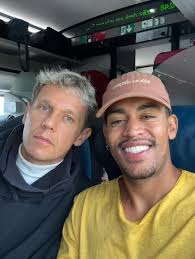 PT ||| EN ||| RU Tudo o que ele toca floresce na mesma hora. Feliz  aniversário, príncipe Renan! Obrigado pelo jardim encantado que você  plantou! Everything he touches instantly bursts into bloom.