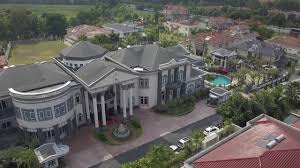 Pemilik baru bekas kediaman banglo mewah milik dato aliff syukri nursajat atau panggilannya sajat, telah pun mengumumkan dia telah membeli kediaman bekas milik daato aliff syukri yang harga banglo lebih juta juta juga lah tapi harga sebenar rumah yang dibeli tidak diumumkan oleh sajat sebab ni antara rahsia sajat dengan dato aliff syukri. Rumah Dato Seri Aliff Syukri Rm40 Juta Youtube