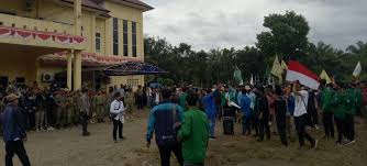 Kenaikan gaji pegawai honorer berupa kenaikan honorarium bagi para satpam, sopir/pengemudi, petugas kebersihan, dan pramubakti. Mahasiswa Palas Unjuk Rasa Tolak Omnibus Law Cipta Kerja Suluh Sumatera
