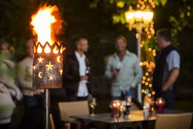 Ein Gemutlicher Abend Mit Freunden Gartenfackel Gartenparty Feuerstelle