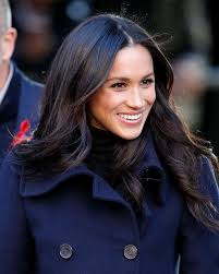 Here S How Meghan Markle Gets Her Signature Hairstyle Hellbraune Haarfarbe Hellbraunes Haar Und Haarfarbe Braun