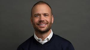 Dee Hansen's Instagram, Twitter & Facebook