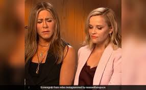 15 little known facts about lisa kudrow's son, julian murray stern. Jennifer Aniston And Reese Witherspoon Re Enact Iconic Green Sisters Scene From F R I E N D S Watch Them Killing It