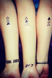 Denn die gleichseitigen dreiecke symbolisieren gleichheit und gleichgewicht. 13 Geschwister Tattoo Ideen Geschwister Tattoo Tattoo Ideen Geschwister Tattoos