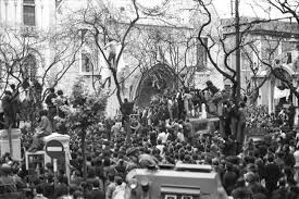 A revolução dos cravos foi o movimento que derrubou o regime salazarista em portugal, e ocorreu no ano de 1974, de forma a estabelecer liberdades democráticas, com o intuito de promover transformações sociais no país. Revolucao De 25 De Abril De 1974 Portugal 25 De Abril Revolucao De 25 De Abril Revolucao