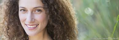 Pour vous aider à apprivoiser vous aussi vos boucles et vous inspirer à les coiffer, voici 15 coupes et coiffures pour cheveux frisés. Cheveux Frises 4 Conseils Pour Les Demeler Facilement