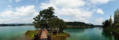 Tasik kenyir ni terletak di kawasan barat daerah hulu terengganu, kalau dari bandar terengganu lebih kurang dalam 55km dengan mengambil pengangkutan kereta. Tasik Puteri Bukit Besi Terengganu Razinruslan