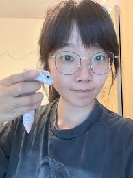 Do leopard geckos prefer small hiding places?