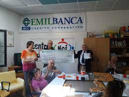 Emil banca ha alle spalle l'esperienza secolare di 13 casse rurali da cui ha avuto origine attraverso varie operazioni di fusione. Emil Banca On Twitter Il Direttore Della Filiale Emilbanca Di Loiano Alessandro Borelli Ha Consegnato Al Centro Diurno Polifunzionale Noi Di Monghidoro Un Assegno Da 4 Mila Euro Per Sostenere Le Loro