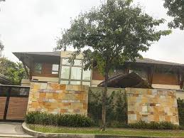 Manny's elegant mansion was located in a private subdivision in forbes park, makati city. Now Showing A House In Front Of Manny Pacquiao S Forbes Park Property Luxurybrokers Luxuryproperties Philippinerealestate Forbes Park Real Estate Outdoor