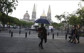 Guadalajara es la capital del estado de jalisco y la extensa metrópoli es el hogar de cuatro en la plaza, podrás visitar el teatro degollado de estilo neoclásico, donde hoy en día se siguen el clima de guadalajara es relativamente templado debido a su ubicación a los 1,585 metros (5,200 pies). Pronostican Fin De Semana Lluvioso En La Zona Metropolitana De Guadalajara Noticias Gdl