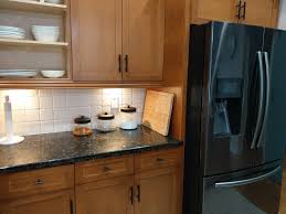 Natural stone travertine mosaic backsplash tile. Kitchen Travertine Tile Backsplash Painted With Chalk Paint Chalkpaint Paintedtilebacksplash Umbau Kleiner Kuche Kuchenumbau Travertin Fliesen