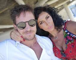 Mihaela radulescu si felix baumgartner, austriacul care a depasit viteza sunetului prin saltul sau din stratosfera, traiesc o frumoasa poveste de dragoste. Revista Viva Mihaela RÄdulescu Èi Felix Baumgartner Facebook