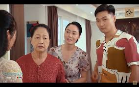 Trong trích đoạn tập 2 phần 2 phim hương vị tình thân, nam bất ngờ bị người phụ nữ lạ hiểu nhầm đánh ghen. Ho6nld6pd70rtm