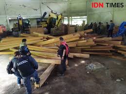 Anda bisa mulai mempertimbangkan untuk menjadi agen jne, apalagi mengingat beberapa bulan lagi sudah akhir tahun. Diduga Menjual Kayu Ilegal 6 Gudang Kayu Di Kaltim Digerebek Polhut