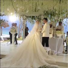 Newly engaged celebrities specifically marian rivera and dingdong dantes as well as heart evangelista and chiz escudero gave a sneak peak on their wedding gowns on their upcoming wedding. Check Out Heart Evangelista S Wedding Gown Bridal Robes Heart Evangelista Wedding Wedding Dress Train
