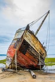 Epingle Par Helene Tabben Sur Cimetiere Des Bateaux Abandonned Boats Peinture De Voilier Navires Abandonnes Peinture Bateau