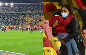 Adicional a esto, la alcaldesa de la capital de la república, señaló que el hincha de santa fe brutalmente golpeado fue trasladado al hospital y nos informan que está fuera de peligro. Efdwsmvya7bbwm