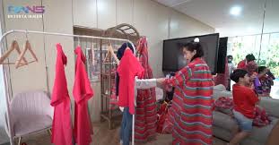 Hampers ini biasanya diperuntukkan untuk keluarga, kerabat, sahabat, maupun kolega. Nagita Slavina Desain Baju Lebaran Untuk Keluarga Warnanya Merah Muda Cantik Tempo Co