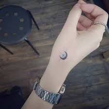 minik ay dovmesi tiny moon tattoo erkek dovmeleri dovme el dovmeleri