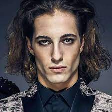 I quattro ragazzi si conoscono dai tempi delle medie, ma nel 2020 il gruppo è tornato a produrre canzoni con il brano vent'anni, ed è entrato per la prima volta. Fanpage It Damiano David Dei Maneskin Parla Per La Facebook