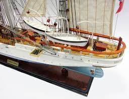 Medium model 50cm, between the large and small model. Statsraad Lehmkuhl Model Boat