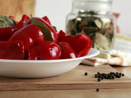 În borcanele cu gogoșari marinați eu mai pun și. Reteta Gogosari In Otet Pentru Iarna