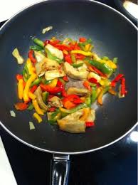 Toma su nombre del tipo de sartén en la que se cocina, grande y una vez tengas la sartén a una temperatura alta y las verduras y la carne perfectamente troceadas, es hora de cocinar los ingredientes por este orden: Recetas Faciles Para Cocinar Con Wok Wok De Alcachofas Y Tres Pimientos Wok De Pollo Y Verduras Wok De Pollo Recetas Con Res