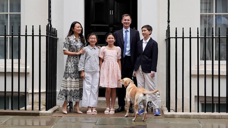 Moving into Downing Street: life behind the iconic black door - BBC News