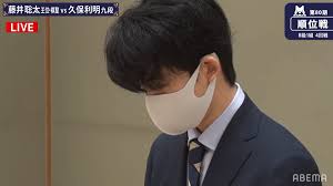 ――しかし、藤井四段は第一局目を落としてしまいました。 どこで間違えたのですか。 聡太 あとで知ったのですが、対局相手の坂井三段は「昇段者キラー」で有名だったようです。 序盤、中盤は順調だったのですが、終盤で悪くしてしまい、逆転されてしまった。 è—¤äº•è¡å¤ªçŽ‹ä½ æ£‹è– ä¹…ä¿åˆ©æ˜Žä¹æ®µã¨æ·±å¤œã®ç†±æˆ¦ã«å‹åˆ© 3å‹1æ•—ã§é¦–ä½ã‚°ãƒ«ãƒ¼ãƒ—è¿½èµ° å°†æ£‹ é †ä½æˆ¦bç´š1çµ„ Abema Times
