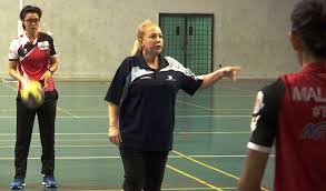 Isyak (kiri) mengawal bola dari pemain perak fc ii, firdaus saiyadi dalam perlawanan presiden persatuan bola sepak malaysia (fam), datuk hamidin mohd. Kelainan Dibawa Tracie Azimat Ubah Nasib Pasukan Bola Jaring Sports247