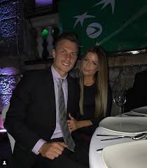 08.02.92, 29 years atp ranking: O Fucsovics Marton Gyonyoru Menyasszonya Romantikus Modon Kerte Meg A Kezet Hazai Sztar Femina