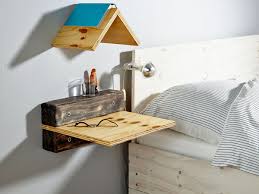Wer sich in einem urigen schlafzimmer wohlfühlen möchte, kann sich auch gut eine wandverkleidung aus altem holz selber bauen. Nachttisch Mit Buchablage Selber Bauen Selbermachen De