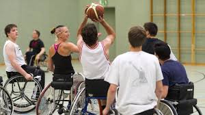 Das leben im rollstuhl hat diese sportler nicht davon abgehalten, ihre träume zu verwirklichen. Rollstuhl Basketball Im Selbstversuch Ich Rolle Sie Tanzen Mehr Sport Faz