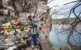 La razón es que este 24 de junio el pueblo nayeri (también conocido como pueblo cora) celebra la ceremonia del sagrado sitio de la muuchatena, un enorme peñón de roca, situado a orillas del río san pedro mezquital. La Muuchatena La Fiesta De Los Sanjuanitos Mexico Desconocido