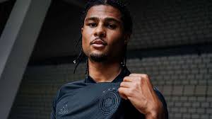 Stattdessen geht man mit dünnen. Em 2021 Dfb Stellt Neues Trikot Vor Fans Sind Kritisch Sieht Aus Wie Ein Fussball