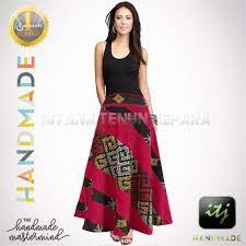 Baju tenun wanita, kain ikat, jual kain online, model baju tenun, kain khas indonesia, tas etnik selain memproduksi kain tenun troso di desa troso kecamatan pecangaan jepara, juga membuat baju jadi seperti di vedeo ini model baju tenun ikat. Istana Tenun Troso Jepara 2021