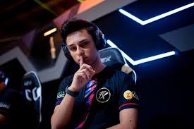 He usually plays fast pace game. Top 10 Most Subscribed Free Fire Youtube Streamers Firstsportz
